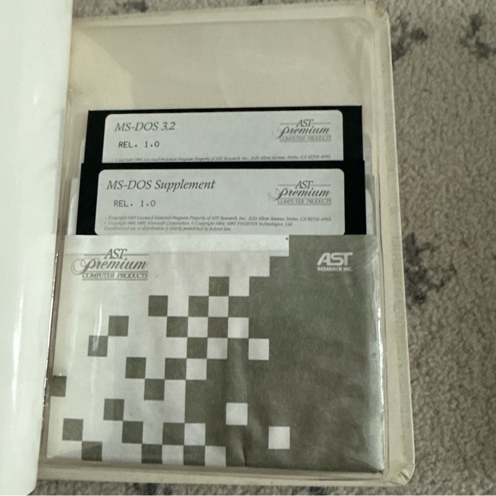 Lot 2 AST Research Inc Computer Operating System MS-DOS + Users Reference Manual - Picture 9 of 16